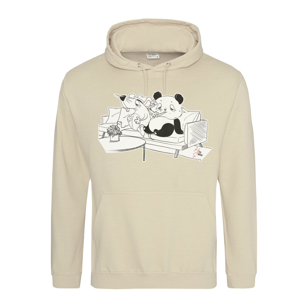 Classic Hoodie Panda & Mäuschen in Sand - Vorderansicht ein Panda und eine Maus sitzen auf einem Sofa und entspannen.