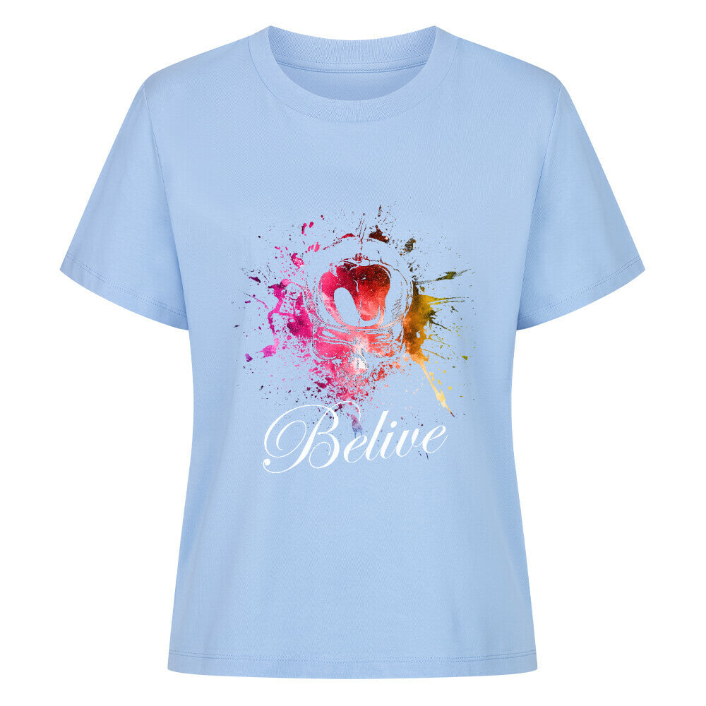 Premium Organic Shirt Women in Sky Blue mit Skelettkopf Motiv und dem Schriftzug "Belive"