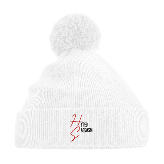 Bommelmütze in Weiß mit Hyped Sarcasm Logo Vorderansicht
