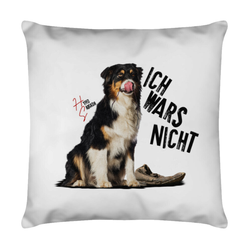 Deko kissen in Weiß mit unschuldigem Hund Motiv und dem Spruch "Ich wars nicht" und Hyped Sarcasm Logo