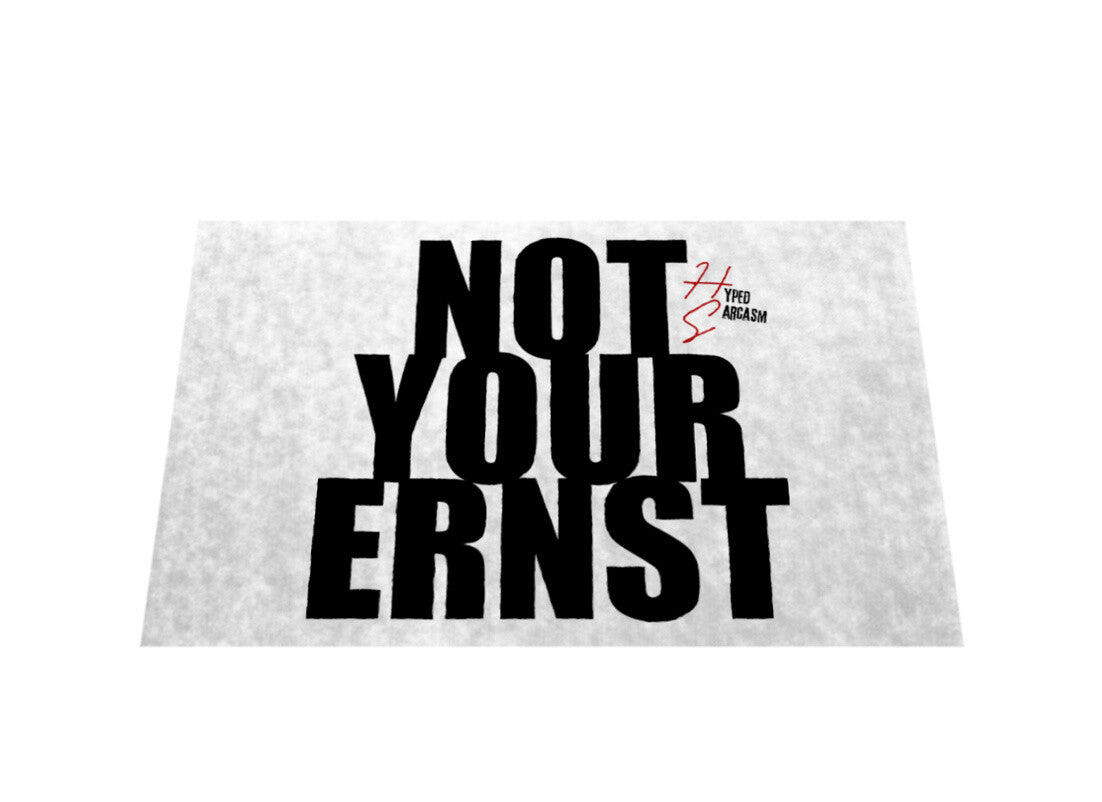 Fußmatte in Weiß mit Not your Ernst Schriftzug und Hyped Sarcasm Logo vertikal