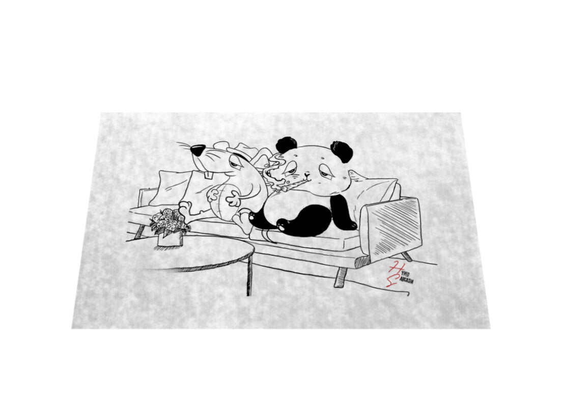 Fußmatte in Weiß mit Panda und Maus Motiv auf Sofa und Hyped Sarcasm Logo vertikal