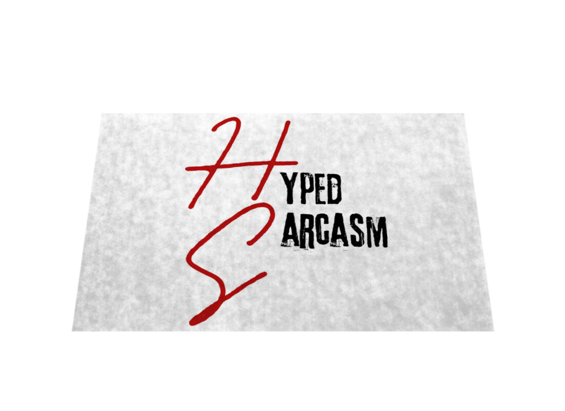 Fußmatte in Weiß mit Hyped Sarcasm Logo vertikal