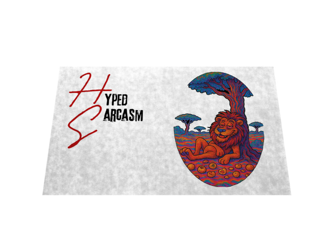Fußmatte in Weiß mit Löwen Motiv und Hyped Sarcasm Logo vertikal