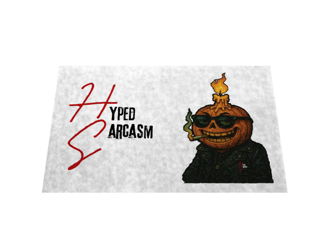Fußmatte mit Halloween Kürbiskopf Design und Hyped Sarcasm Logo vertikal