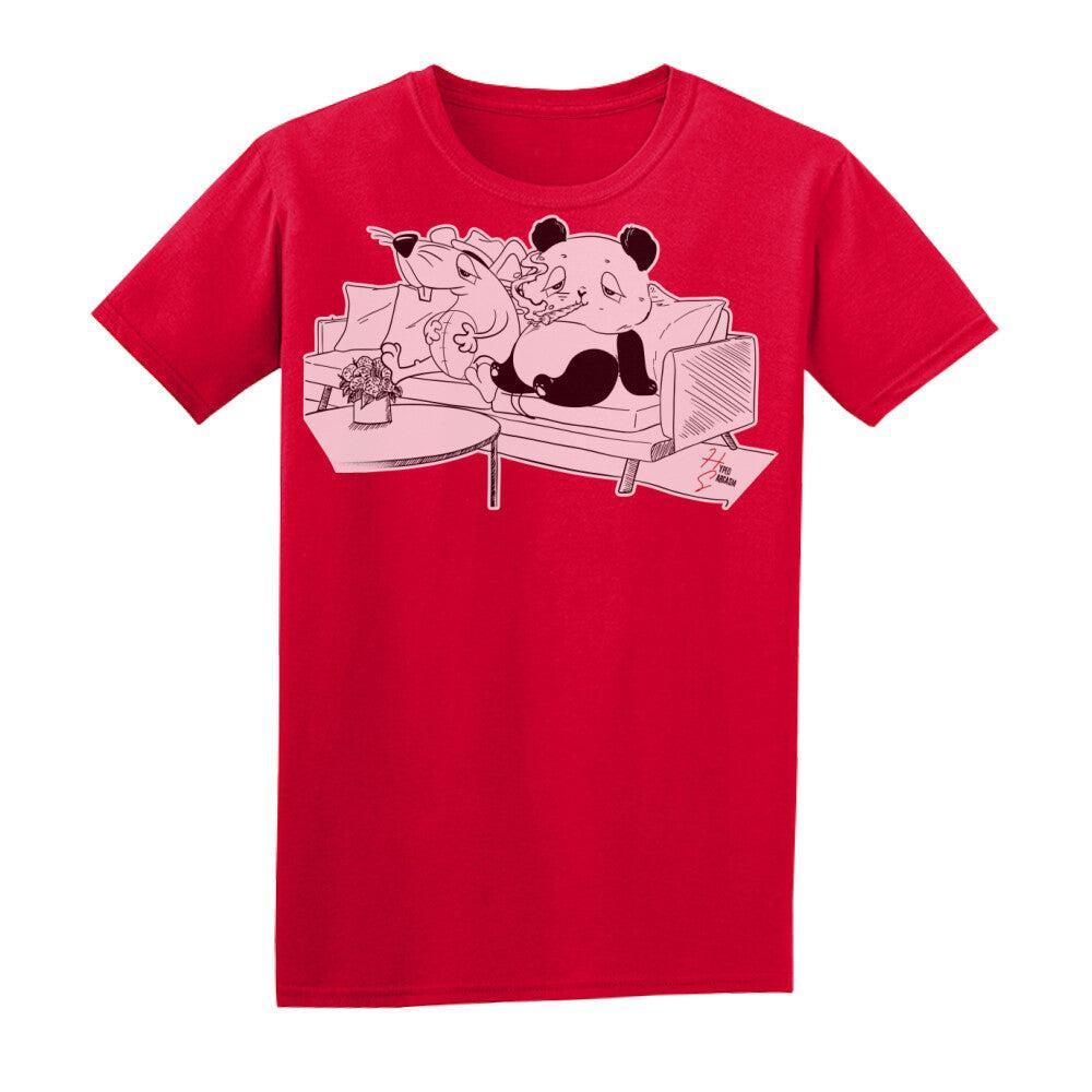 Basic Shirt Unisex in Rot mit Panda und Maus auf Sofa und Hyped Sarcasm Logo