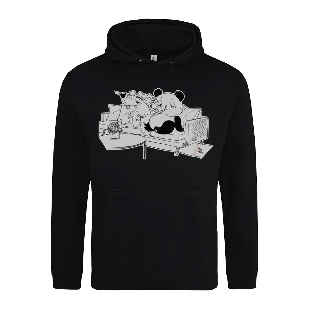 Classic Hoodie Panda & Mäuschen in Schwarz - Vorderansicht ein Panda und eine Maus sitzen auf einem Sofa und entspannen.