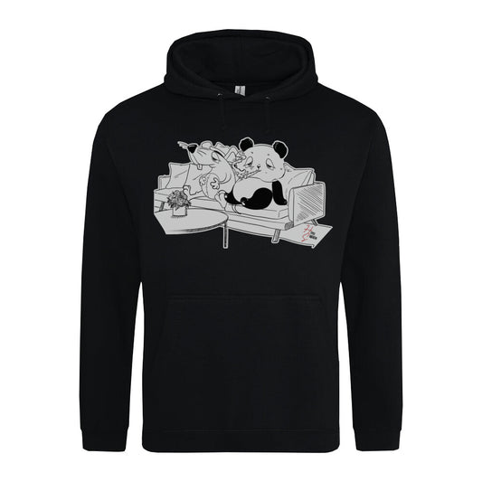 Classic Hoodie Panda & Mäuschen in Schwarz - Vorderansicht ein Panda und eine Maus sitzen auf einem Sofa und entspannen.