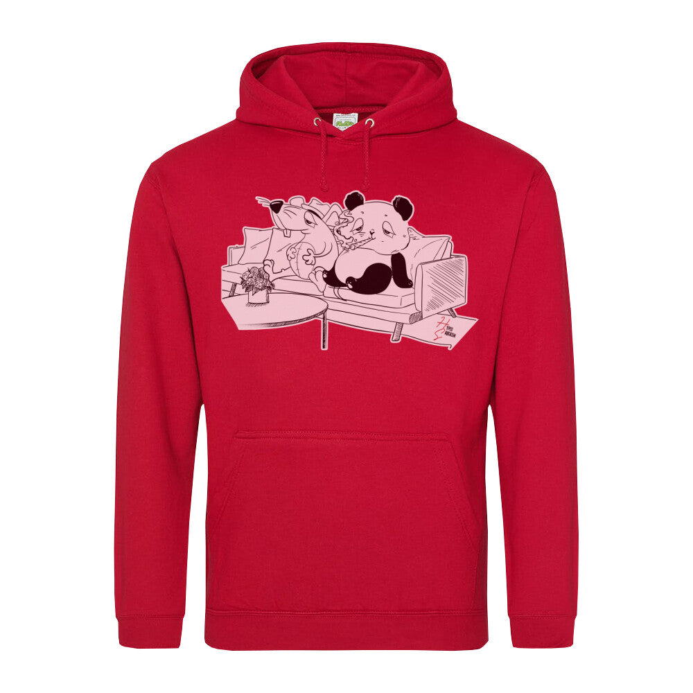 Classic Hoodie Panda & Mäuschen in Rot - Vorderansicht ein Panda und eine Maus sitzen auf einem Sofa und entspannen.