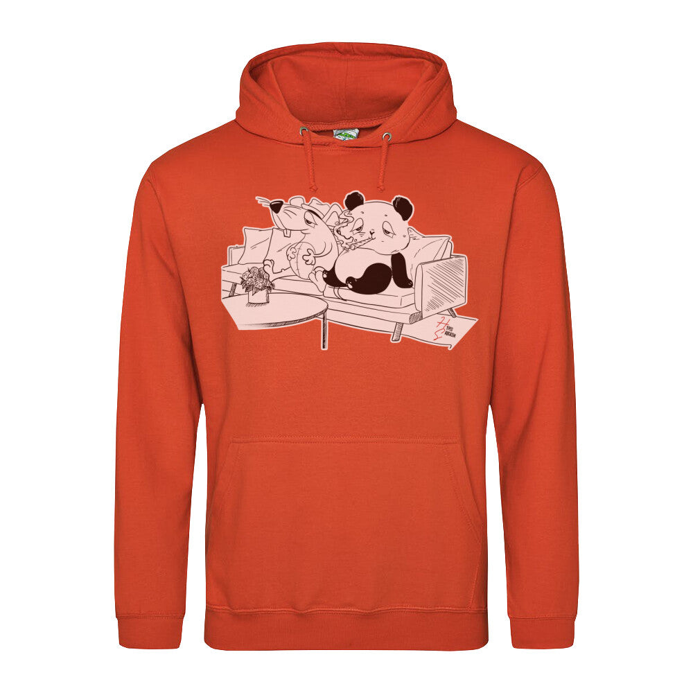 Classic Hoodie Panda & Mäuschen in Orange - Vorderansicht ein Panda und eine Maus sitzen auf einem Sofa und entspannen.