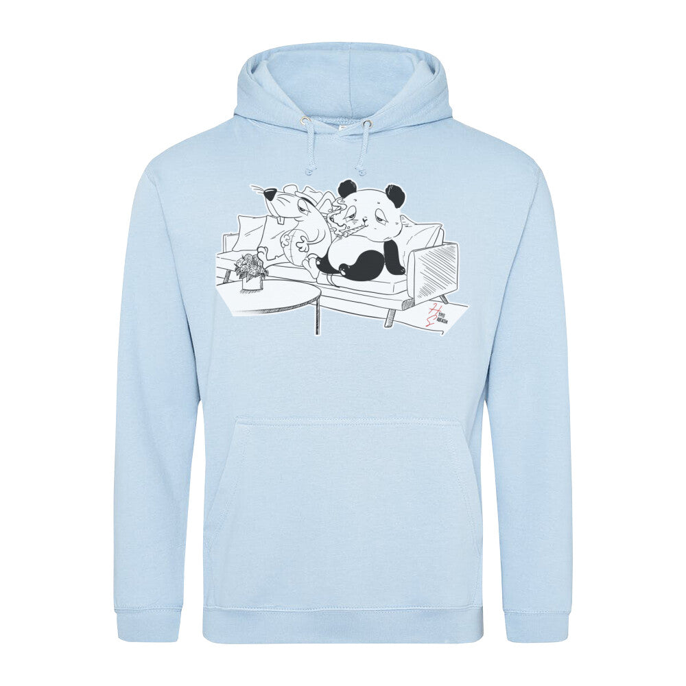 Classic Hoodie Panda & Mäuschen in Babyblau - Vorderansicht ein Panda und eine Maus sitzen auf einem Sofa und entspannen.